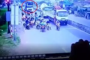 Detik-detik truk kontainer terjang 21 motor ini ngeri banget