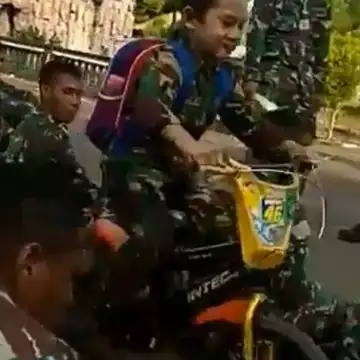 4 Aksi lucu Richo, bocah bersepeda yang tabrak senapan milik TNI