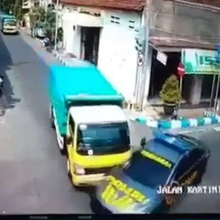 Video truk tabrak mobil polisi pengawal tahanan di Mojokerto