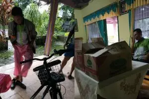 Kisah haru pegawai optik antar pesanan pelanggan setelah 5 tahun