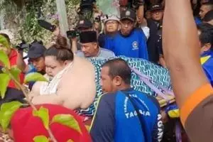 7 Momen evakuasi wanita berbobot 350 kg, sampai jebol pintu rumah