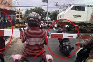 7 Kelakuan emak-emak di perlintasan kereta api ini gereget abis