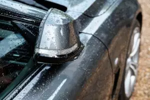 Air hujan bisa merusak cat mobil, begini cara mengatasinya