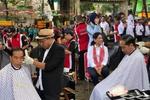 6 Momen Jokowi cukur masal bareng menteri, ditemani Iriana