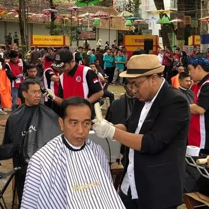 6 Momen Jokowi cukur masal bareng menteri, ditemani Iriana