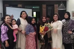 Rahasia wanita plus size tampil stylish ala Adeline Kusumawardani