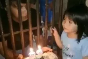 Momen pilu anak rayakan ultah ayahnya di penjara, bikin sedih