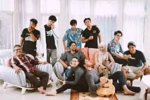 7 Foto Irish Bella-Ammar Zoni bareng keluarga besar, kompak abis