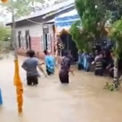 Momen warga joget dangdut di tengah genangan banjir, tetap asyik
