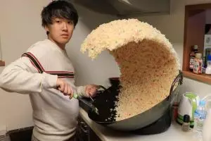 Fakta di balik foto cowok goreng nasi yang viral, bikin penasaran