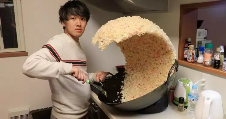 Fakta di balik foto cowok goreng nasi yang viral, bikin penasaran