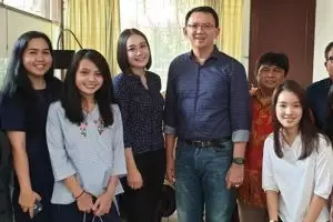 Dampingi Ahok, cincin di jari manis Bripda Puput curi perhatian