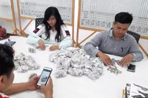  Kisah emak-emak beli motor pakai uang receh, beratnya 25 kg