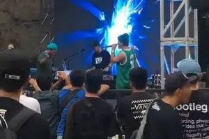 Jadi pembuka di Sore Hore Vol II, Tuan Tigabelas hipnotis penonton