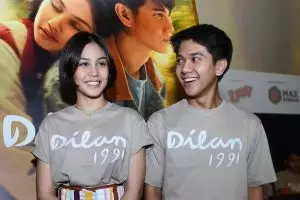 Tak cuma di film Dilan, Iqbal & Vanesha juga kompak soal mobil