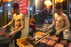 Jualan daging sambil telanjang dada, pria ganteng ini viral