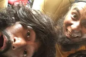 5 Seleb ini menyamar jadi orang gila & pengemis, bikin pangling