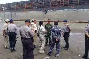 Kapal tongkang tanpa awak terdampar di pantai makam Syekh Maulana