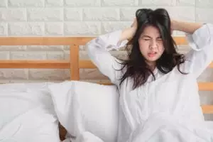 Sering bangun tengah malam lalu susah tidur lagi? Ini penyebabnya