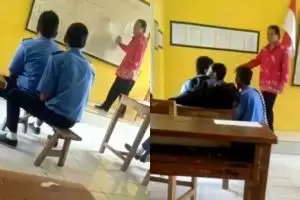 Viral siswa main 'kuda-kudaan' saat guru mengajar, bikin miris