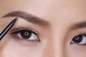6 Trik mudah membuat alis rapi dan simetris dalam waktu 5 menit