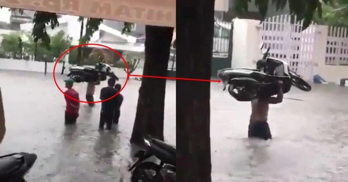Cara pria selamatkan sepeda motor dari banjir ini bikin melongo