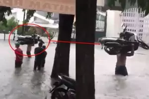 Cara pria selamatkan sepeda motor dari banjir ini bikin melongo