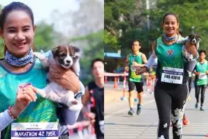 Lari maraton sambil bawa anjing tersesat, wanita ini dapat pujian