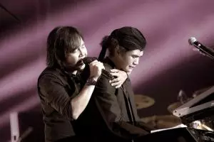 Momen Dul berurai air mata saat konser reuni Dewa 19, bikin haru