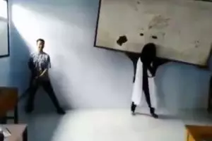 Siswa ini main Reog Ponorogo pakai papan tulis, kocak banget