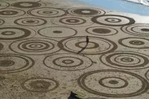 12 Lukisan di atas pasir pantai ini detailnya menakjubkan