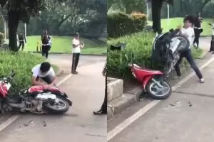 Ditilang karena tak pakai helm, pria ini ngamuk merusak motornya