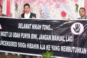 12 Spanduk lucu untuk pernikahan teman ini bikin tepuk jidat