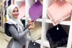 Hijab ini dijual seharga Rp 112 juta, apa istimewanya yah?