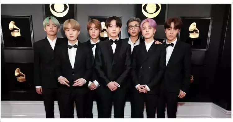 10 Penampilan BTS di Grammy Award 2019, kompak pakai tuksedo