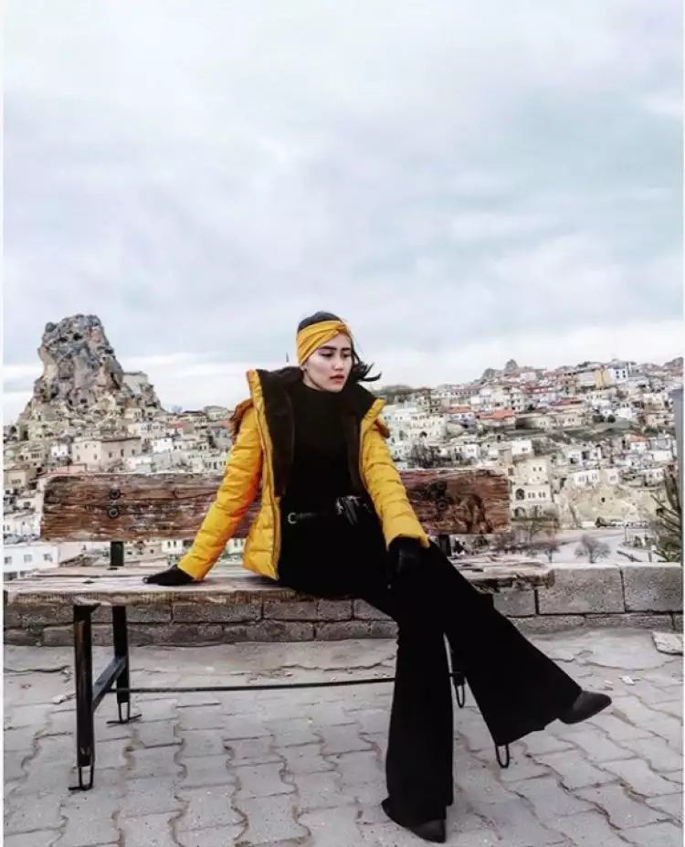 7 Harga outfit Ayu Ting Ting liburan di Turki, sepatu Rp 21 juta