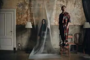 8 Inspirasi pernikahan Risa Saraswati, bentuk undangannya seram