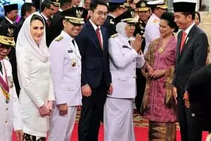 Dampingi suami pelantikan, penampilan Arumi Bachsin jadi sorotan