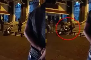 Ditegur parkir sembarangan di area masjid, pria ini banting motor