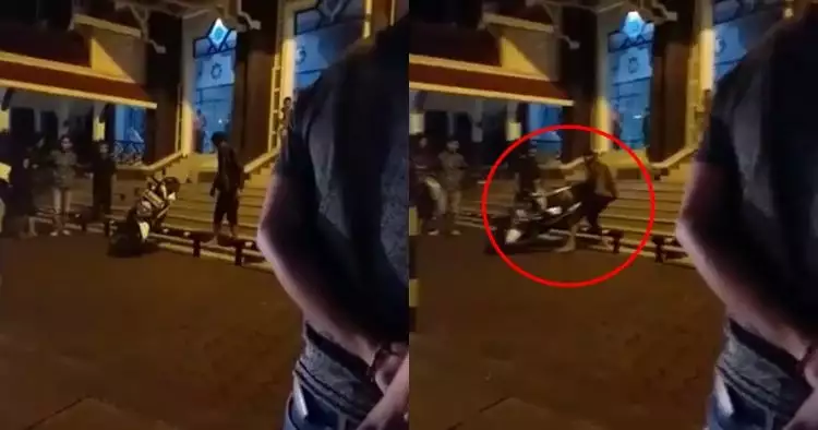 Ditegur parkir sembarangan di area masjid, pria ini banting motor