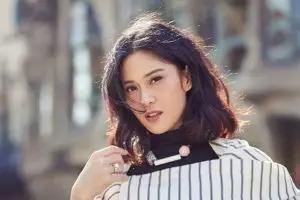 12 Inspirasi outfit hitam putih Dian Sastro, bikin gaya tak monoton