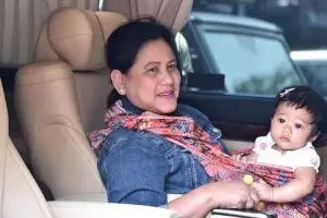 Paspampres cantik di dekat Iriana gendong cucunya curi perhatian