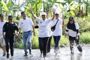Serunya Menteri Rini, Anas, & Bos Bank BUMN lari di kebun cokelat