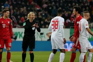 Gara-gara tampilan wasit ini, TV Iran batal siarkan laga Munchen