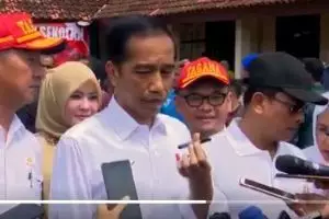 Ini respons santai Jokowi soal isu pakai earpiece di debat capres