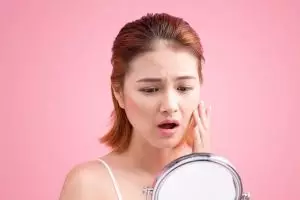 Sering terjadi di umur 20-an, ini 5 tanda penuaan dini pada cewek