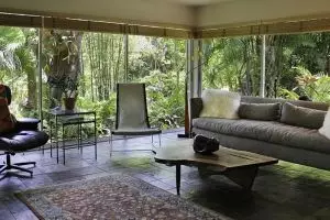 12 Desain ruang tamu bergaya tropis, bikin rumah makin semilir