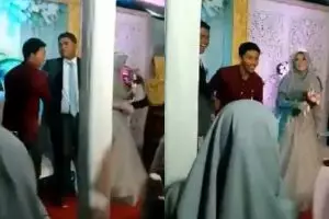 Momen awkward cowok datang ke kawinan mantan dinikahi sahabatnya