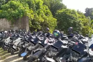 Parkiran ini tertata rapi sesuai warna, jenis motornya jadi sorotan