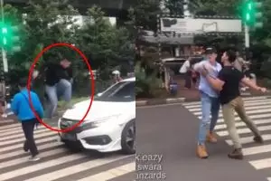Berhenti di zebra cross, mobil ini kena karma dari penyebrang jalan